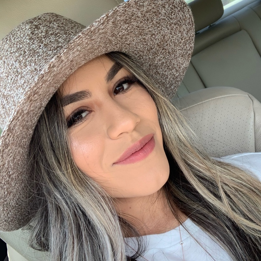 Meet your Posher, Ana